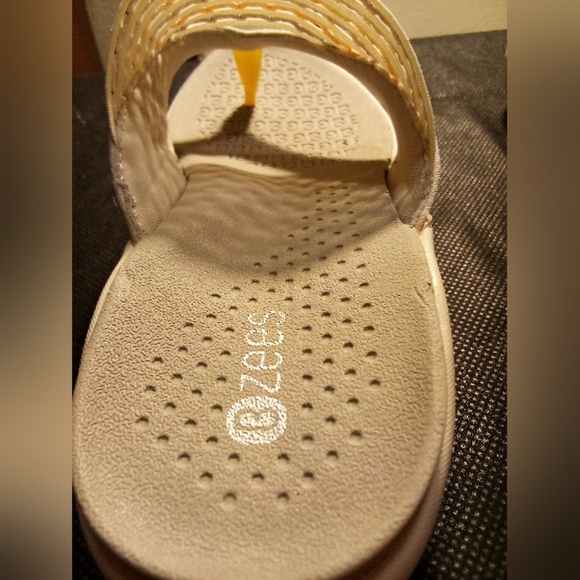 BZees - NWT-Cabana, Size 6.5 Women Sandals Comfort Shoe No Box/Dust Bag Included - Picture 9 of 12
